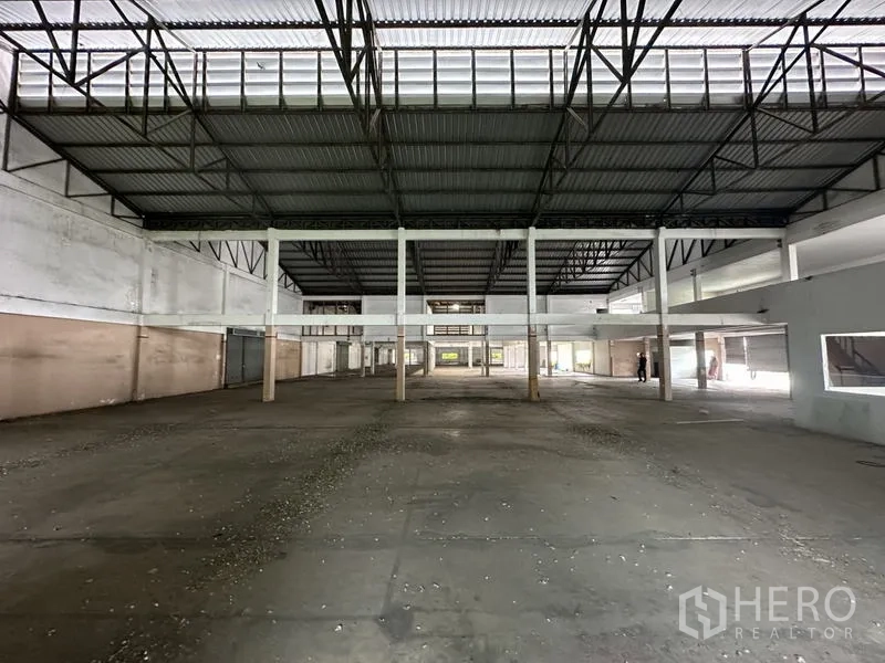 Factory for rent or sale in Khlong Luang, Pathum Thani - Open warehouse floor with clerestory windows and multiple support columns.