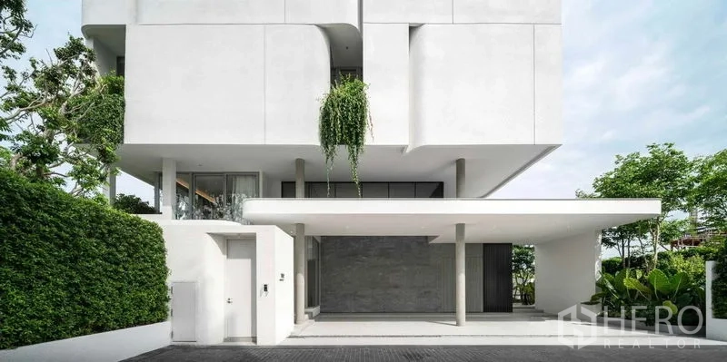 Detached House for sale in Saphan Sung, Bangkok - Contemporary white facade of detached house in Saphan Sung, Bangkok with greenery.