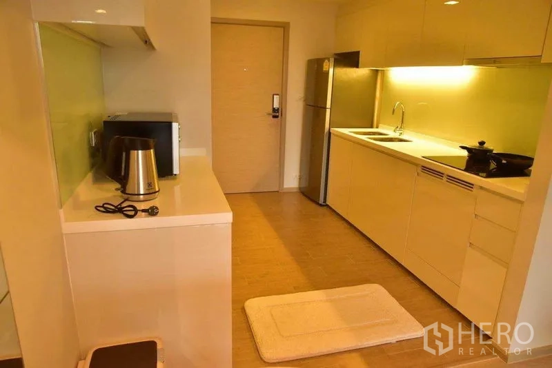 คอนโด ให้เช่าในWatthana, Bangkok - ครัวสมัยใหม่ ตู้เก็บของครบ ตู้เย็น ไมโครเวฟ และไฟใต้ตู้