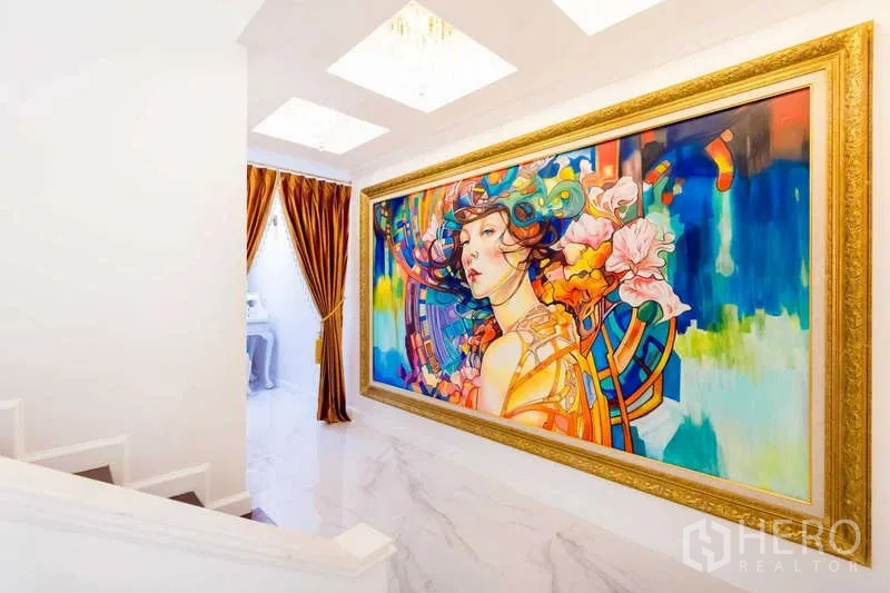 联排别墅 出租在Lat Phrao, Bangkok - 走廊大幅彩色装饰画，白色大理石墙面与天窗