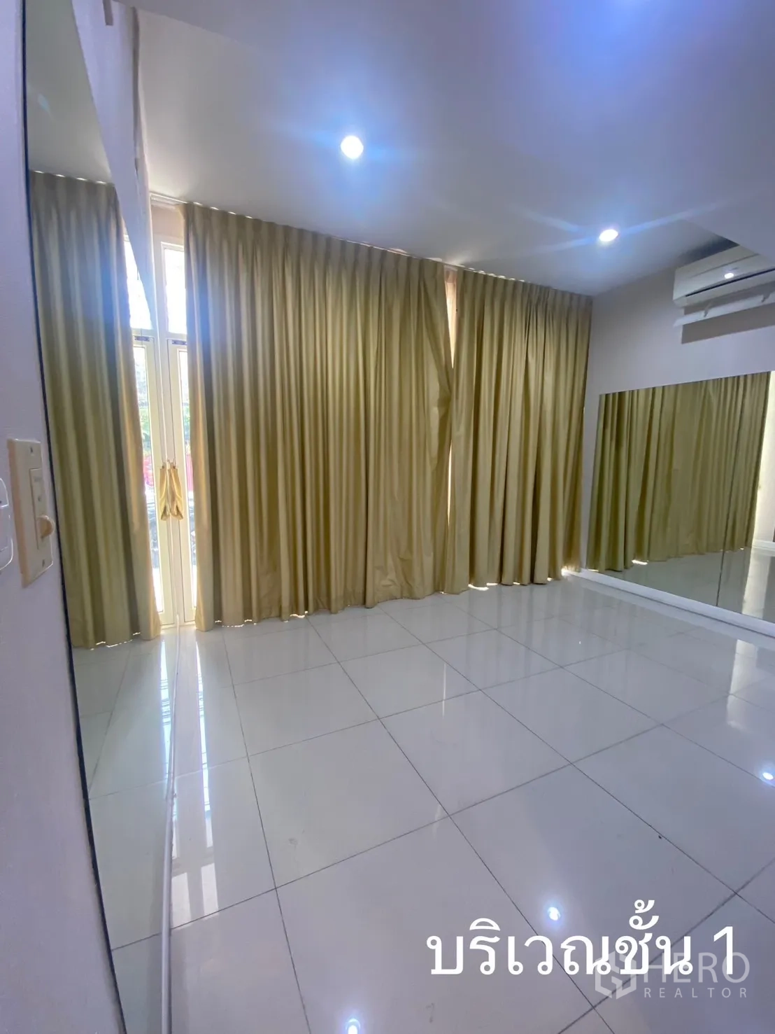 店屋 出租在Watthana, Bangkok - 小型镜面工作室，窗帘与壁挂空调。