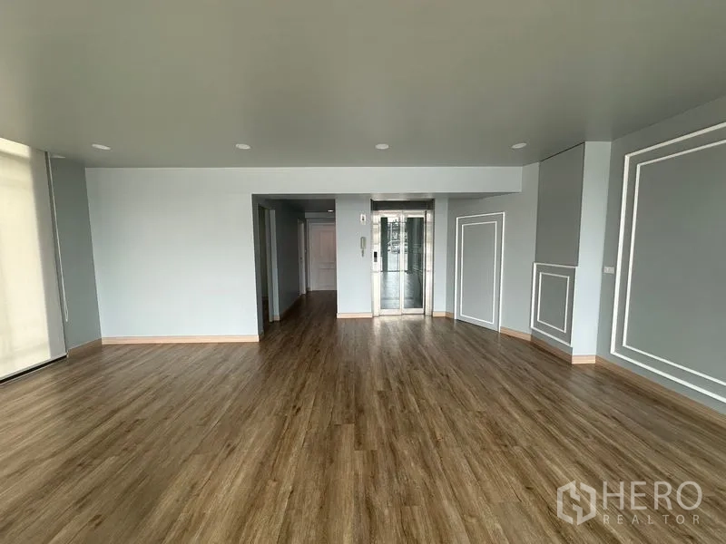 สำนักงานที่บ้าน ให้เช่าในSuan Luang, Bangkok - ห้องน้ำรับแขกพร้อมโถสุขภัณฑ์ โถปัสสาวะ และอ่างล้างมือ