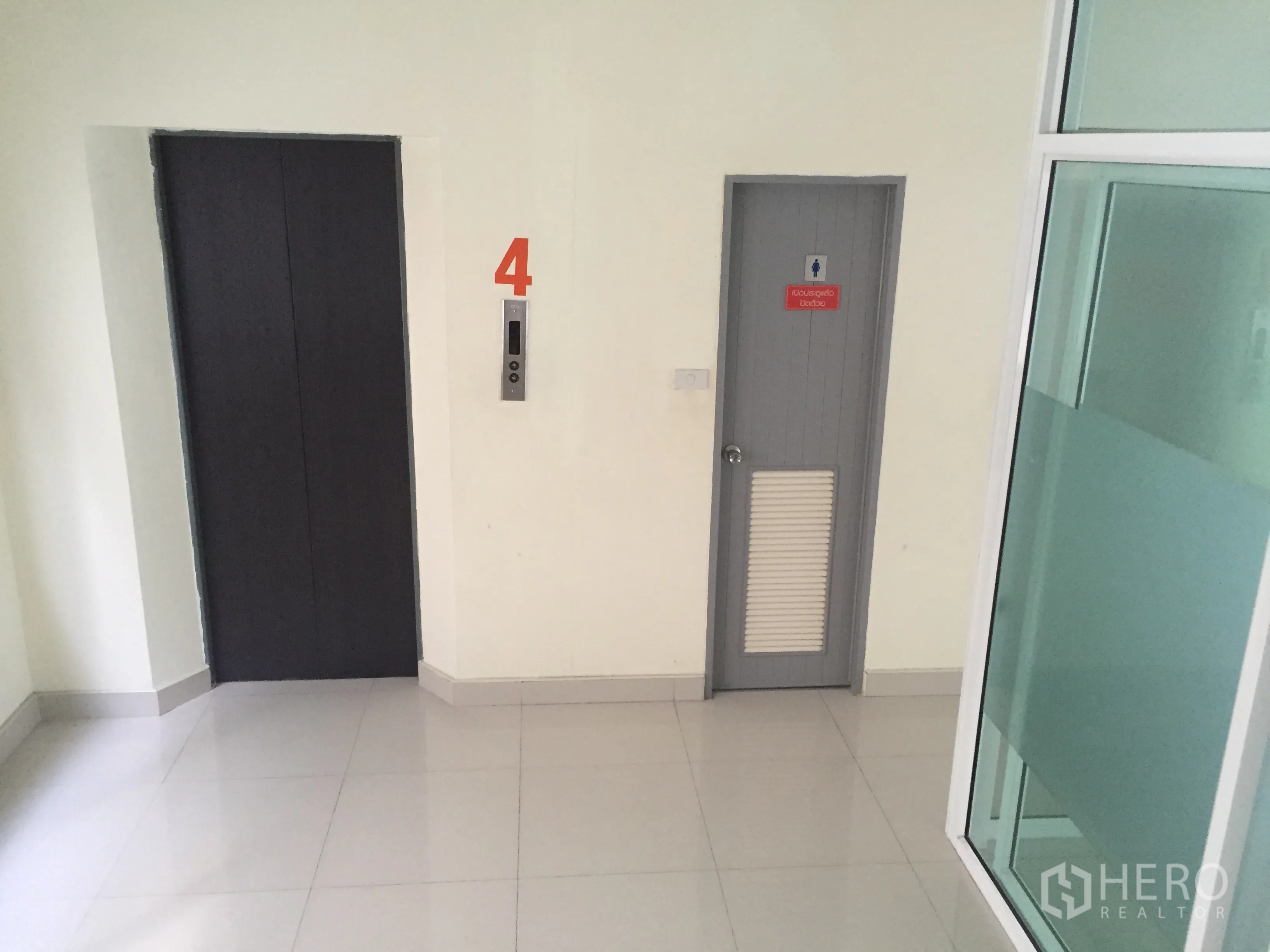 สำนักงาน ให้เช่าในBang Kapi, Bangkok - โถงลิฟต์ของอาคาร มีลิฟต์และทางเข้าห้องน้ำ ใกล้ผนังกระจก