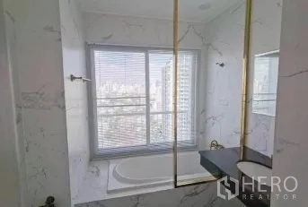 คอนโด ขายในWatthana, Bangkok - ห้องน้ำลายหินอ่อนพร้อมอ่างอาบน้ำใต้หน้าต่างและโครงตกแต่งสีทอง