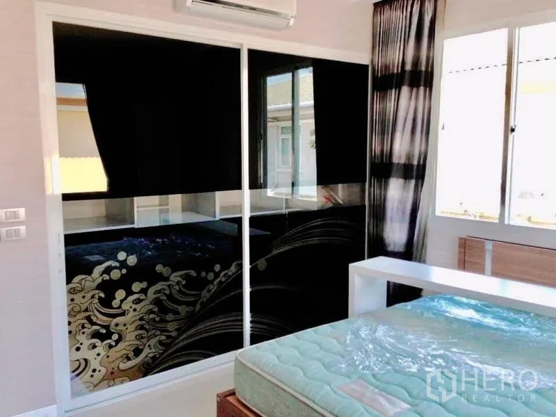 บ้าน ให้เช่าหรือขายในPrawet, Bangkok - ห้องนอนพร้อมหน้าต่างกว้าง และตู้เสื้อผ้ากระจกดำลายคลื่น.