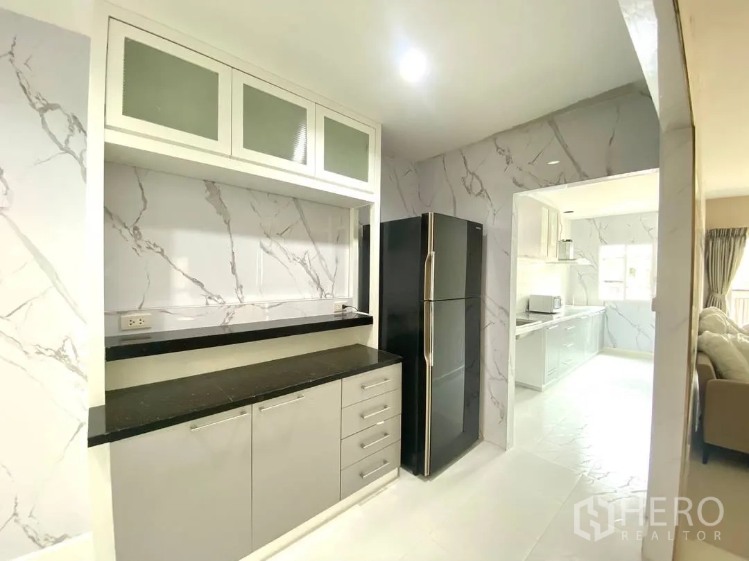 บ้านเดี่ยว for rent in Suan Luang, Bangkok - แพนทรีเชื่อมต่อครัว เคาน์เตอร์และตู้เย็น