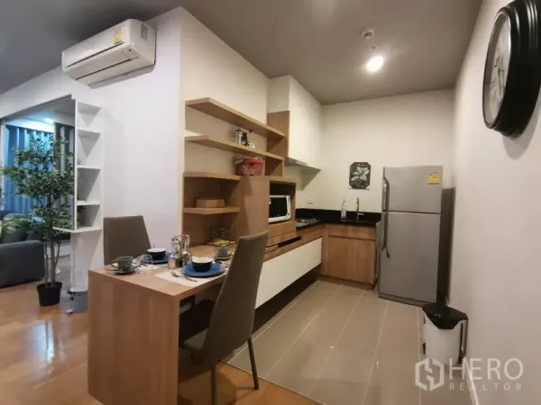 คอนโด ให้เช่าหรือขายในWatthana, Bangkok - ครัวบิลท์อินโทนไม้พร้อมชั้นวาง โต๊ะทานข้าวสองที่ และตู้เย็นสแตนเลส