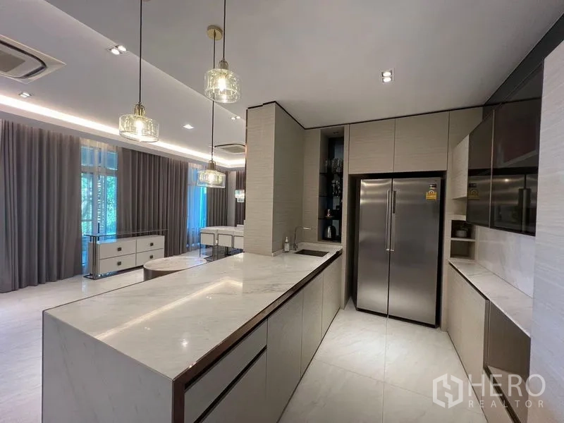 บ้าน ขาย - ครัวตะวันตกสไตล์โมเดิร์น ไอส์แลนด์หินอ่อนยาว โคมแขวน และตู้เย็นสองประตู