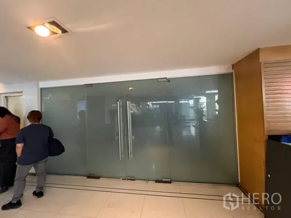 办公空间 出租 - 商业走廊内带长把手的玻璃门办公室入口