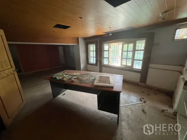 店屋 出租在Huai Khwang, Bangkok - 转角房带凸窗与办公桌，木饰顶棚。