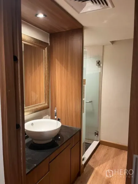 สำนักงาน ให้เช่า - ห้องน้ำสไตล์โมเดิร์น ตู้ลายไม้ อ่างล้างหน้าแบบวางบนเคาน์เตอร์ และห้องอาบน้ำกระจก