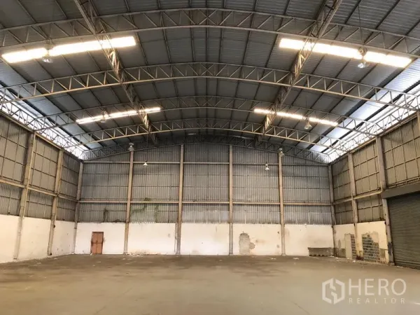 โรงงาน ให้เช่าในWang Noi, Phra Nakhon Si Ayutthaya - ภายในโกดังโครงหลังคาเหล็กสูง โปร่งสว่างด้วยสกายไลท์และพื้นที่โล่งกว้าง