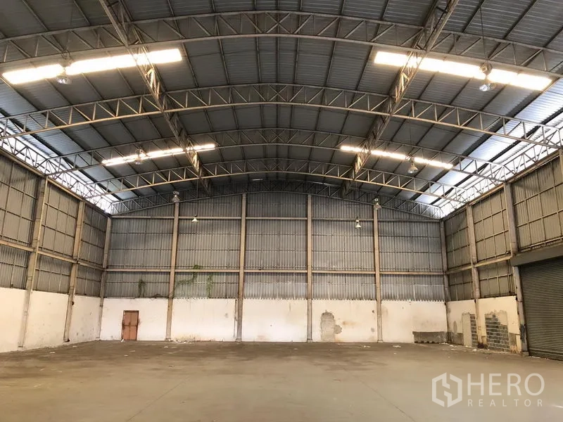 โรงงาน ให้เช่าในWang Noi, Phra Nakhon Si Ayutthaya - ภายในโกดังโครงหลังคาเหล็กสูง โปร่งสว่างด้วยสกายไลท์และพื้นที่โล่งกว้าง