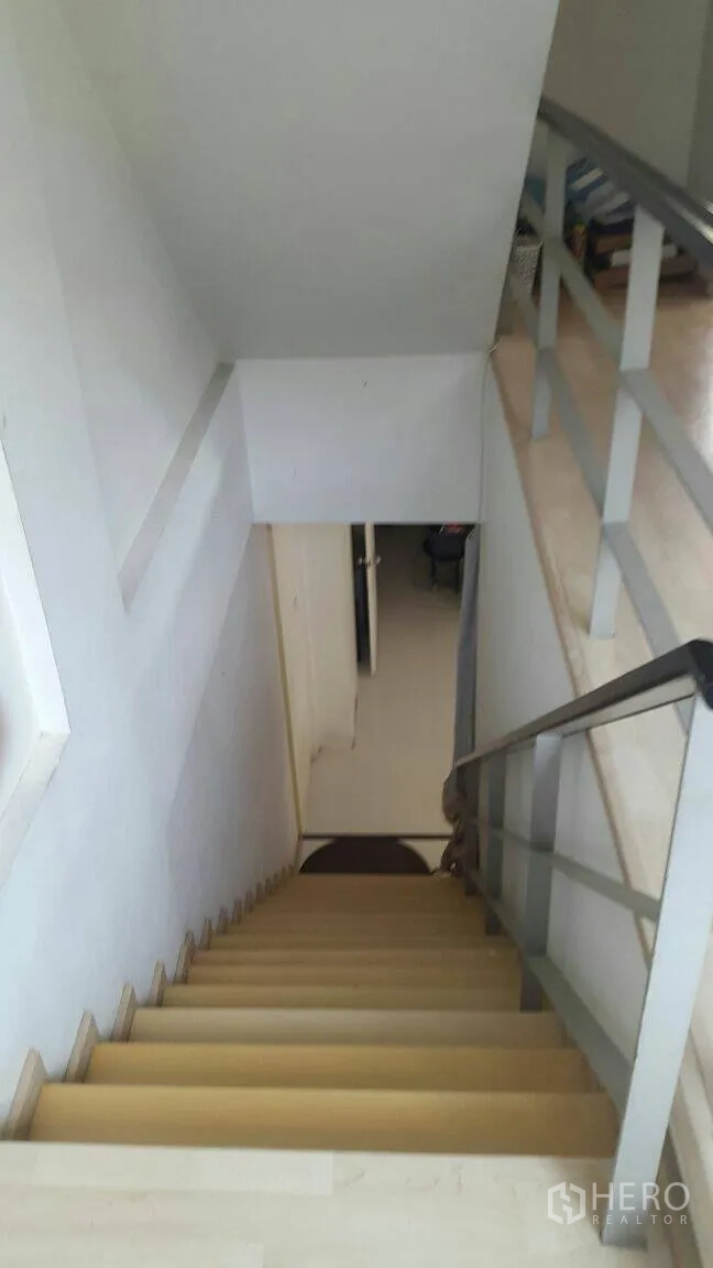 联排别墅 出租在Suan Luang, Bangkok - 浅色木楼梯配金属扶手，连通各楼层。