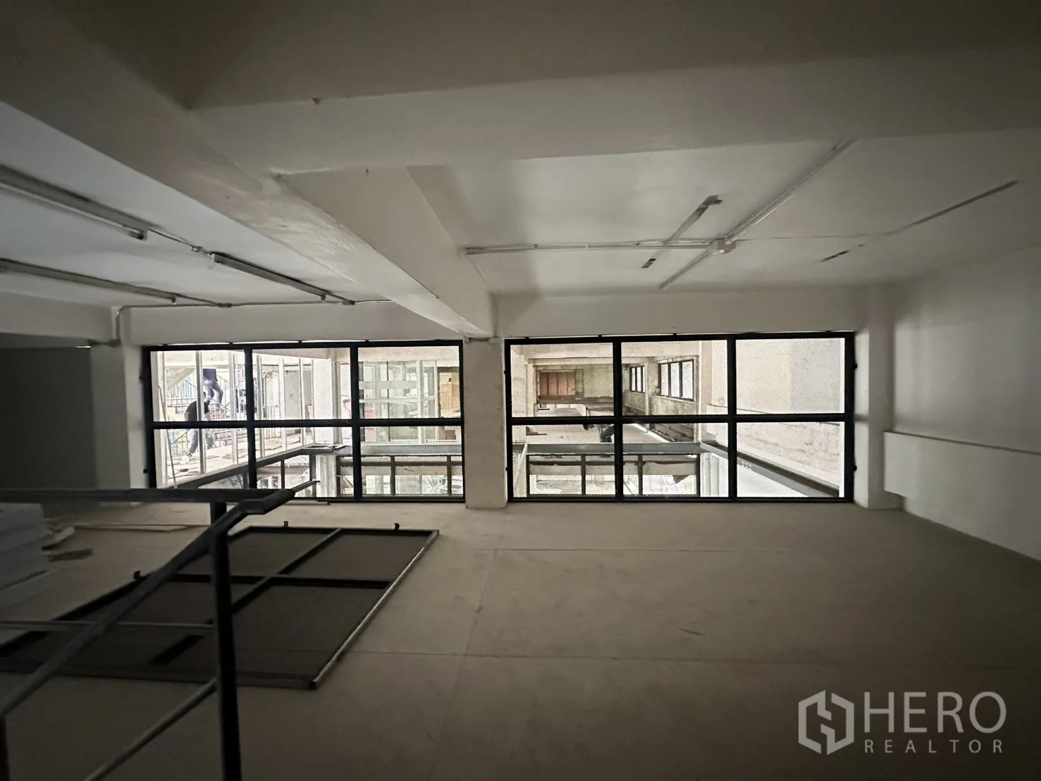 零售空间 for rent in Watthana, Bangkok - 上层开放空间，整面落地窗与顶置照明带来充足光线。