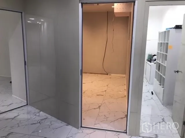 零售空间 出租在Watthana, Bangkok - 带滑门的分隔房，旁为后勤区与置物架。