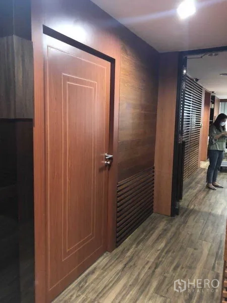สำนักงาน ขายในWatthana, Bangkok - โถงออฟฟิศ ประตูไม้ ผนังลายไม้ และไฟดาวน์ไลท์