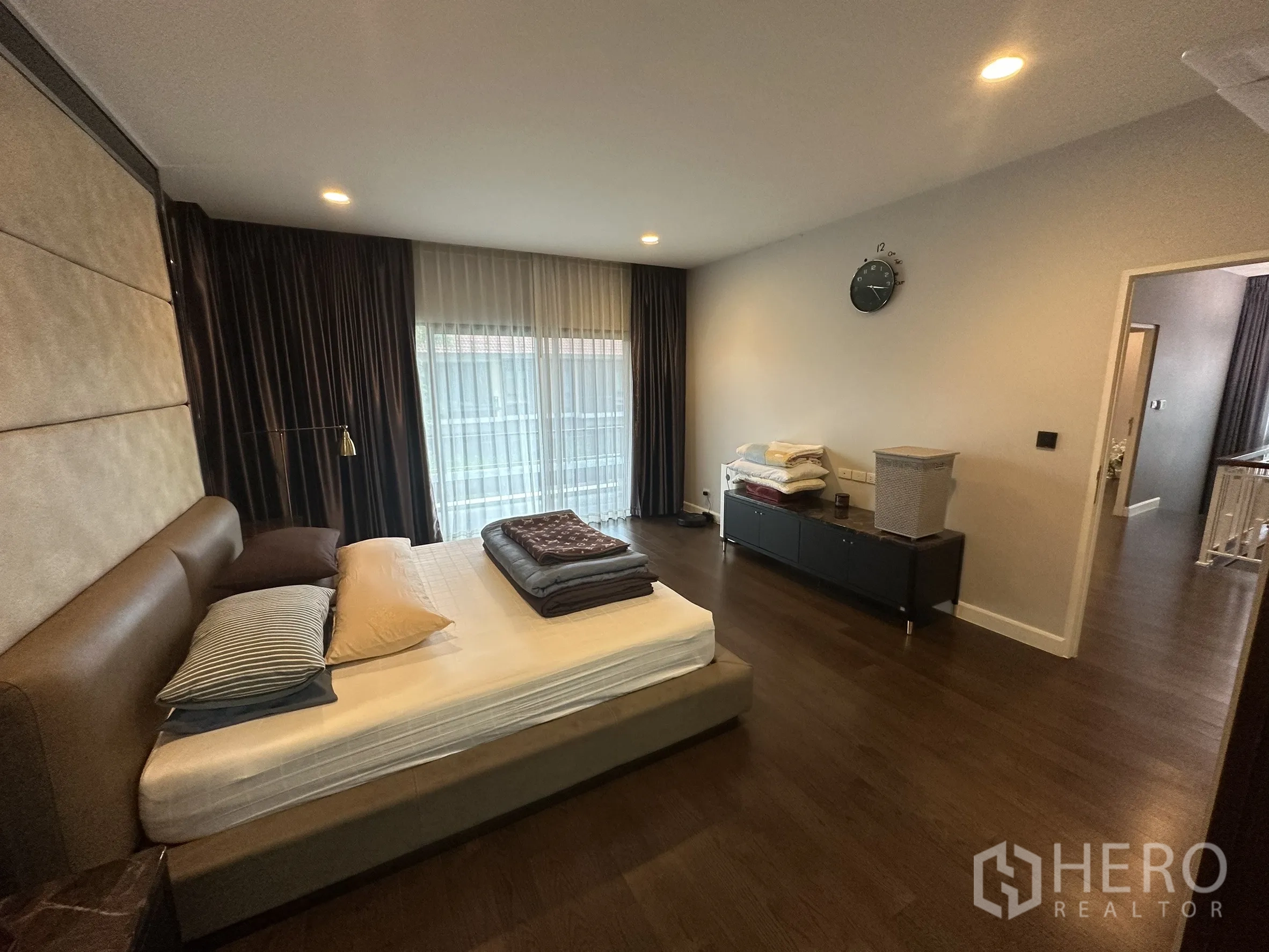 บ้าน ให้เช่าในLam Luk Ka, Pathum Thani - ห้องนอนมาสเตอร์กว้าง หัวเตียงบุผ้าและผ้าม่านสูงจรดเพดาน