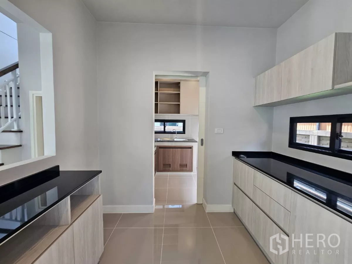 บ้าน ขายในLam Luk Ka, Pathum Thani - ห้องแพนทรีท็อปหินสีดำและตู้บิวท์อิน