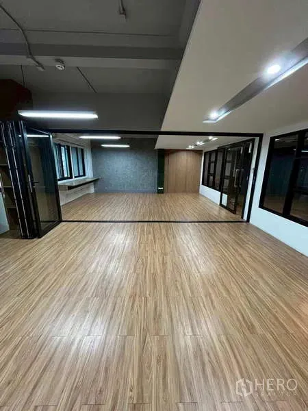 สำนักงาน ให้เช่าในSamphanthawong, Bangkok - ฮอลล์สำนักงานโปร่งโล่ง พื้นไม้ลามิเนต ผนังกระจกสไลด์ และไฟเพดานแบบลอฟต์