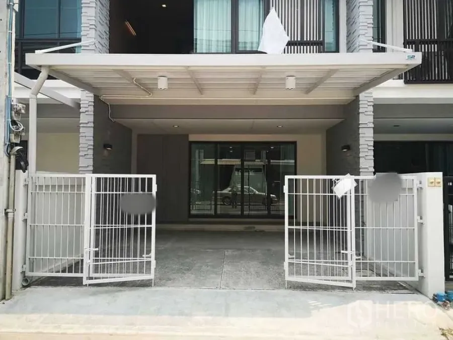 Home Office for rent in Bang Phli, Samut Prakan - Modern home office facade with gated carport and metal canopy.
