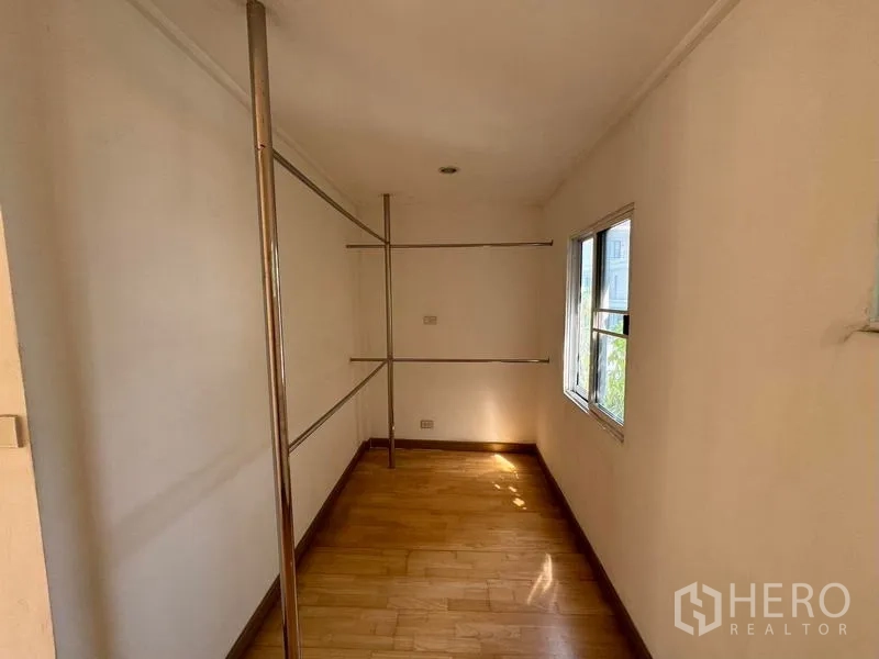 Condominium for rent in Yan Nawa, Bangkok - Compact utility or walk-in closet room with hanging rails and window.