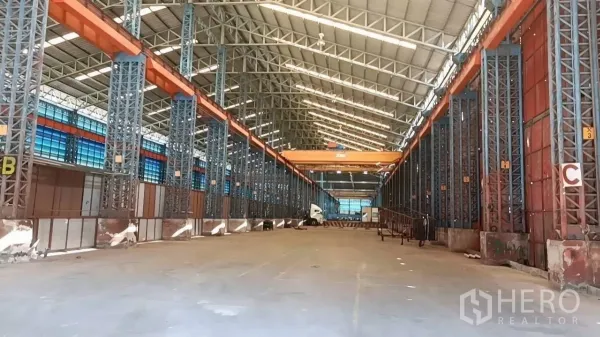 คลังสินค้า ให้เช่าในMueang Samut Sakhon, Samut Sakhon - ช่องทางโกดังยาว มีเครนโอเวอร์เฮดสองตัว ช่องโหลดหลายจุด และพื้นที่เข้าออกรถบรรทุก