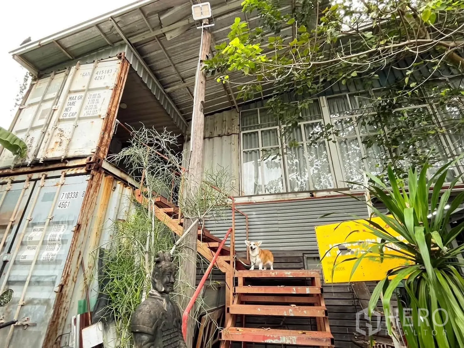 โกดัง for rent in Watthana, Bangkok - มุมอาคารโชว์ตู้คอนเทนเนอร์ประกอบเป็นผนังและบันไดขึ้นชั้นบน