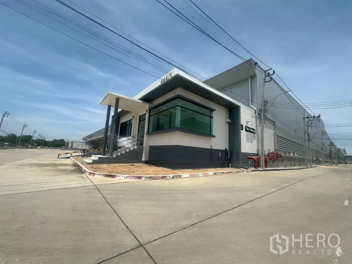Warehouse for rent in Bang Phli, Samut Prakan - Modern warehouse exterior with corner office and wide concrete yard in Bang Phli.