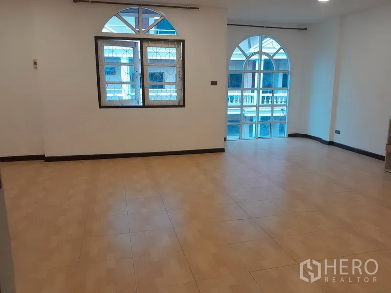 ทาวน์เฮาส์ ให้เช่าในKhlong Toei, Bangkok - ห้องอเนกประสงค์ขนาดใหญ่ หน้าต่างโค้ง ผนังโทนเรียบ และพื้นกระเบื้องสีอ่อน