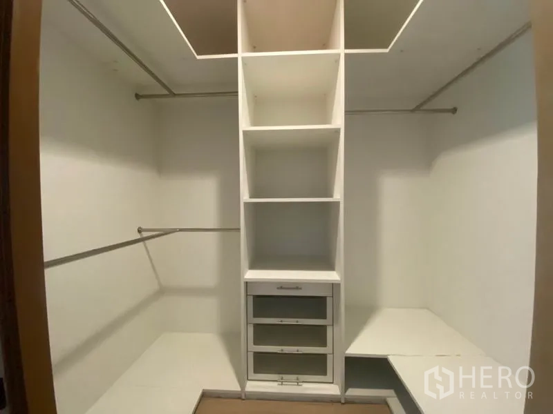 公寓 出租在Sathon, Bangkok - 步入式衣帽间，内置搁架、抽屉与挂衣杆。