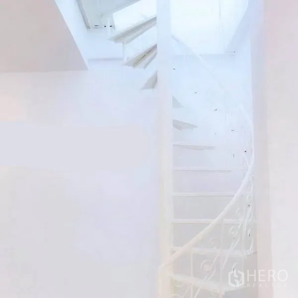 带办公室的家 出租或出售在Phra Khanong, Bangkok - 住办两用房内的白色旋转楼梯，采光充足。