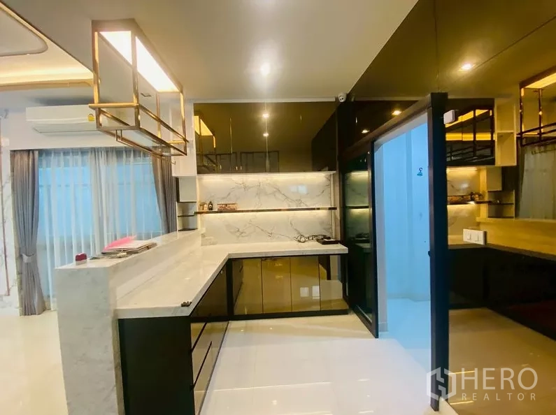 บ้าน ให้เช่าในPrawet, Bangkok - ครัวฝรั่งท็อปหินอ่อน รูปตัวแอล พร้อมประตูกระจกบานเลื่อน