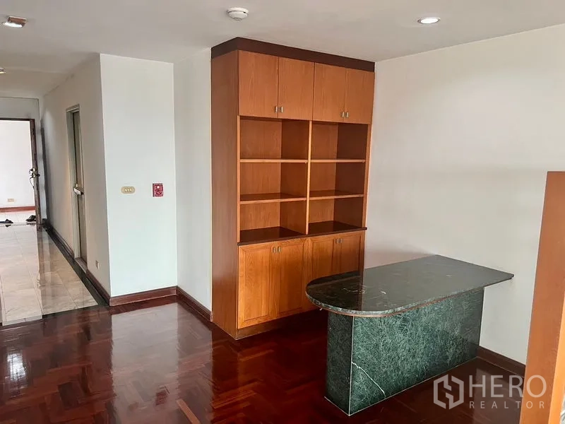 คอนโด ให้เช่าในBang Kho Laem, Bangkok - ตู้บิลต์อินพร้อมมุมทำงานขนาดกะทัดรัด เคาน์เตอร์หินสีเขียว