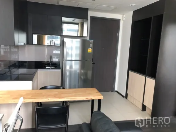 คอนโด ให้เช่าหรือขายในWatthana, Bangkok - ครัวแบบเปิดเชื่อมทางเข้า เคาน์เตอร์รูปตัวแอล ตู้เย็น และเก้าอี้บาร์