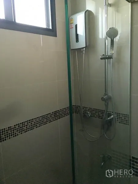 独立式住宅 出售在Khlong Toei, Bangkok - 玻璃淋浴间，手持花洒与热水器。