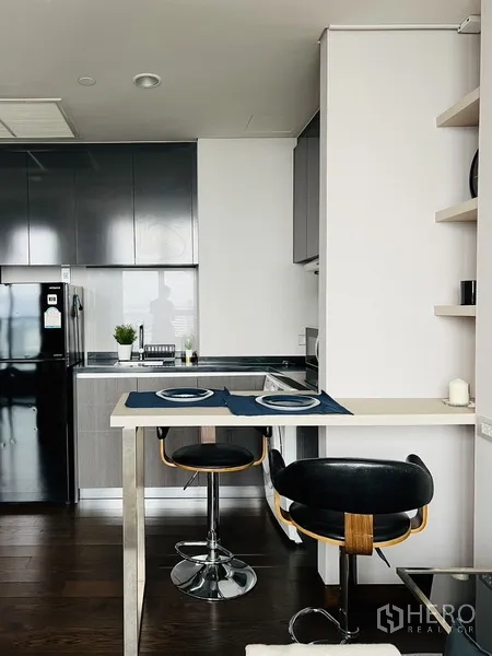 คอนโด ให้เช่าหรือขายในKhlong Toei, Bangkok - มุมบาร์ทานข้าวสำหรับสองที่ พร้อมชั้นวางของติดผนังข้างครัว