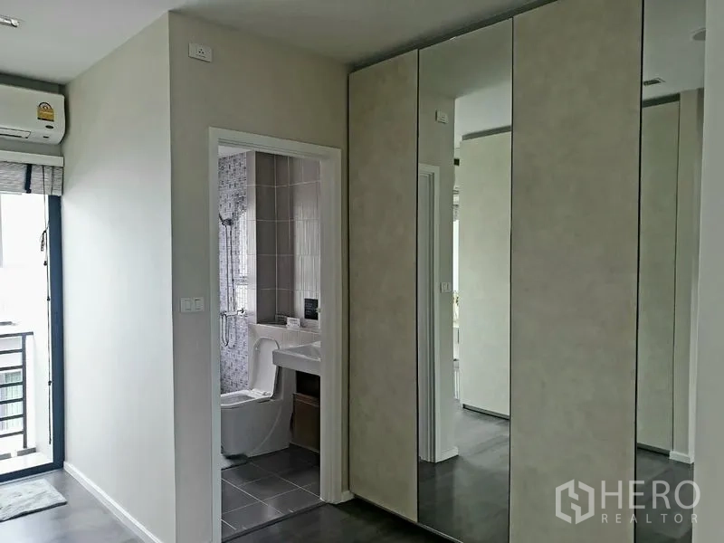 สำนักงานที่บ้าน ให้เช่า - โถงทางเดินพร้อมตู้เสื้อผ้าบานกระจกเงา เชื่อมเข้าห้องน้ำปูกระเบื้อง