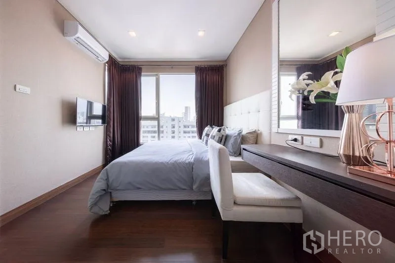 คอนโด ให้เช่าหรือขายในWatthana, Bangkok - ห้องนอนมีทีวีติดผนัง โต๊ะเครื่องแป้ง และหน้าต่างมุมมองเมือง