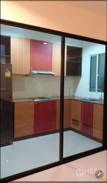 ทาวน์เฮาส์ ให้เช่าในSuan Luang, Bangkok - ครัวปิดกั้นกระจก มีตู้บิวท์อิน เตาและเครื่องดูดควัน พร้อมอ่างล้างจาน