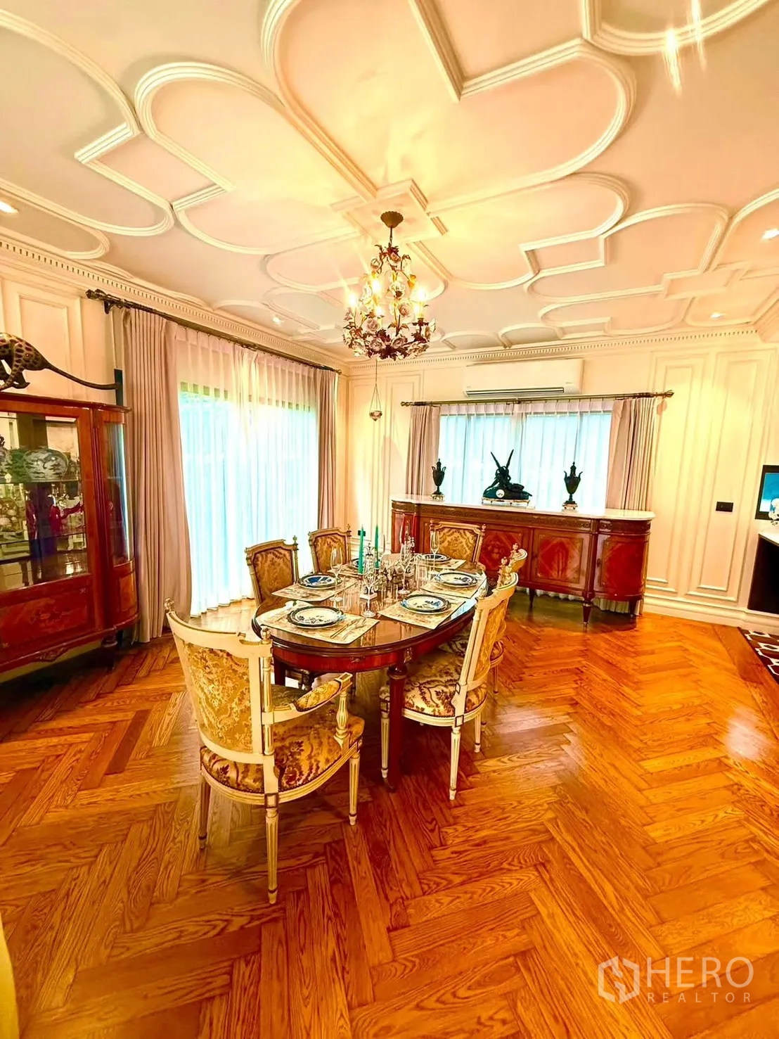 บ้านเดี่ยว for rent in Bang Kapi, Bangkok - ห้องทานอาหารหรู โต๊ะกลม โคมระย้า และพื้นไม้เฮอริ่งโบน.