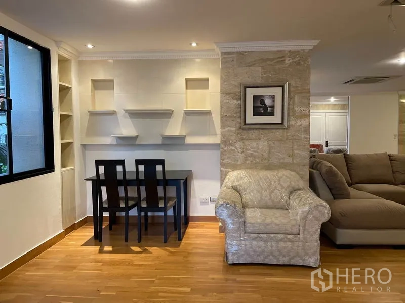 คอนโด ให้เช่าในWatthana, Bangkok - มุมทำงานพร้อมชั้นวางบิวท์อิน โต๊ะและเก้าอี้ใกล้หน้าต่างสว่าง