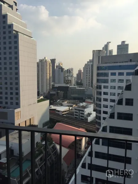 公寓 出租在Watthana, Bangkok - 高楼阳台眺望素坤逸天际线与轻轨轨道。