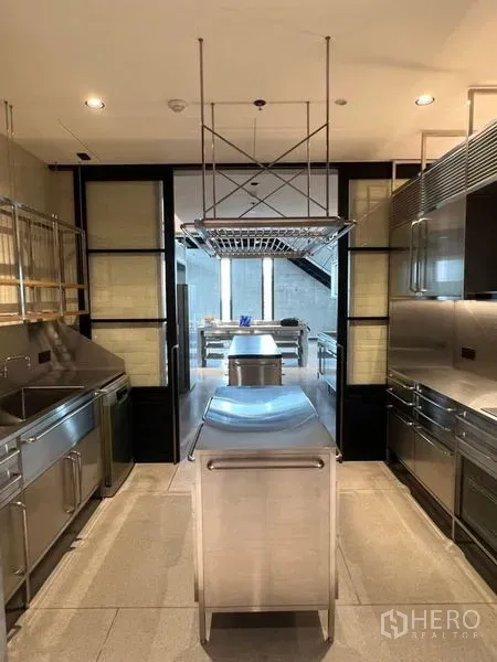 คอนโด ให้เช่าในSathon, Bangkok - ครัวสแตนเลสเกรดมืออาชีพพร้อมไอส์แลนด์กลางและชั้นแขวนอุปกรณ์