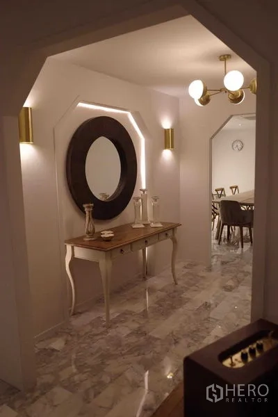 คอนโด ให้เช่าในWatthana, Bangkok - โถงทางเดินหรูพร้อมโคมไฟและโต๊ะคอนโซล เปิดต่อเนื่องไปยังห้องทานข้าว