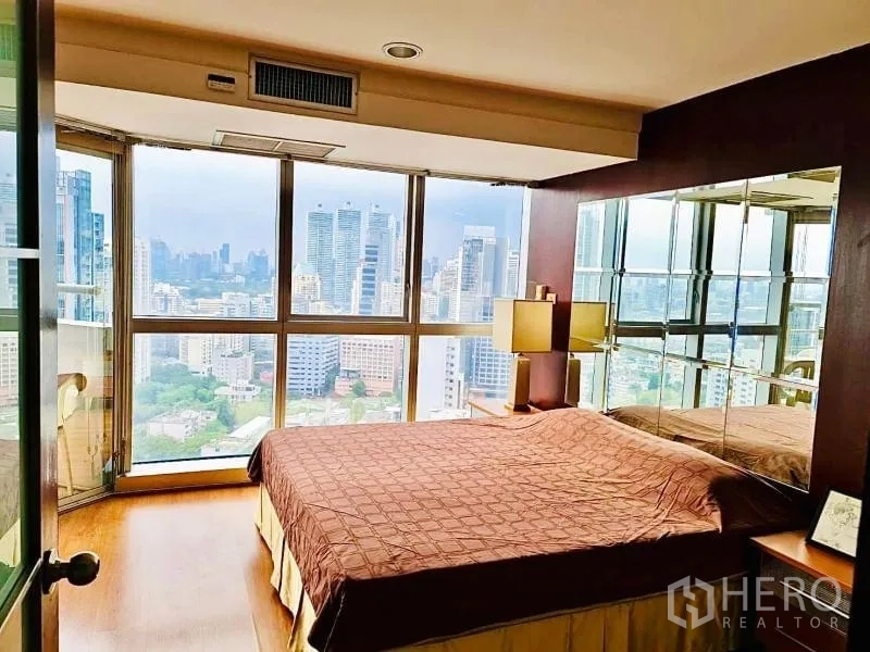 公寓 出租在Khlong Toei, Bangkok - 转角卧室采用落地窗，尽享全景城市景观。