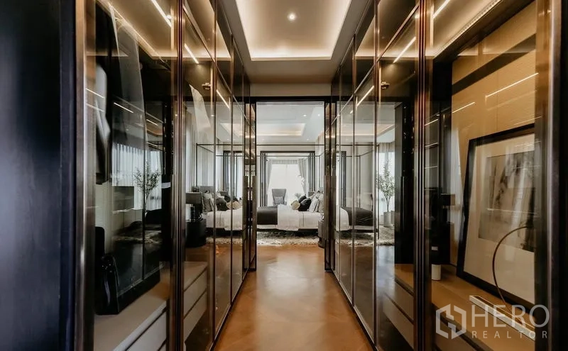 独立式住宅 出售在Saphan Sung, Bangkok - 步入式衣帽间走廊，玻璃衣柜通往主卧套房。