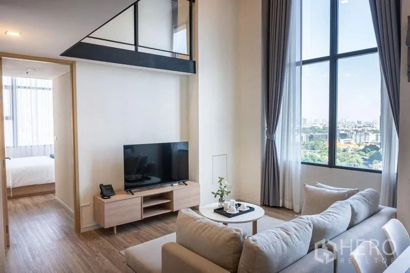 คอนโด ให้เช่าในKhlong Toei, Bangkok - พื้นที่นั่งเล่นชมวิวเมืองผ่านหน้าต่างบานใหญ่ ติดทางเข้าห้องนอน