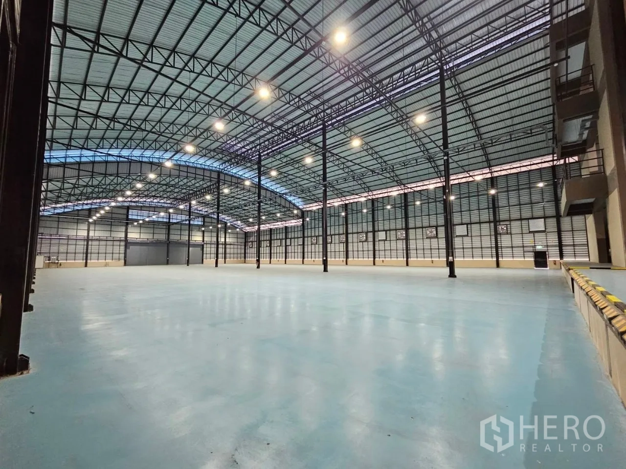 โรงงาน for rent in Si Racha, Chon Buri - มุมมองภายในส่วนเชื่อมอาคารสำนักงาน 3 ชั้นและชานพักภายในโรงงาน