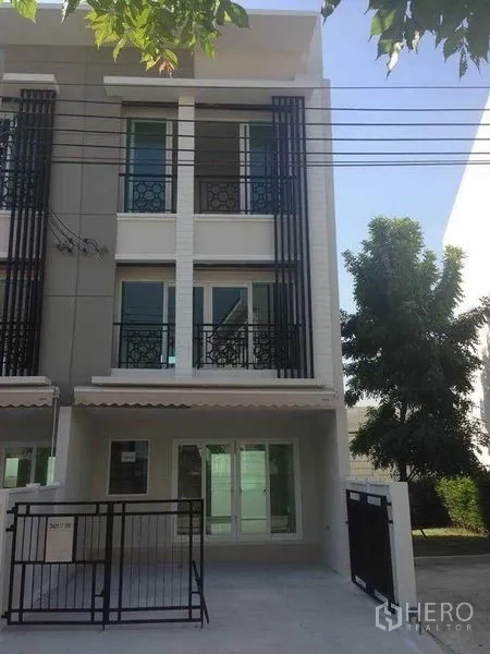 ทาวน์เฮาส์ ขายในSuan Luang, Bangkok - ด้านหน้าทาวน์เฮ้าส์ 3 ชั้นสไตล์โมเดิร์นพร้อมโรงจอดรถและระเบียง
